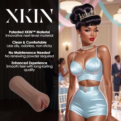 Produto sexual masculino em material patenteado XKIN ao lado de mulher em conjunto azul acetinado numa festa