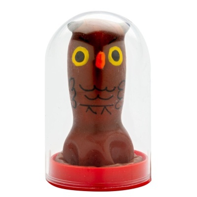 Figura de coruja castanha em redoma transparente com base vermelha