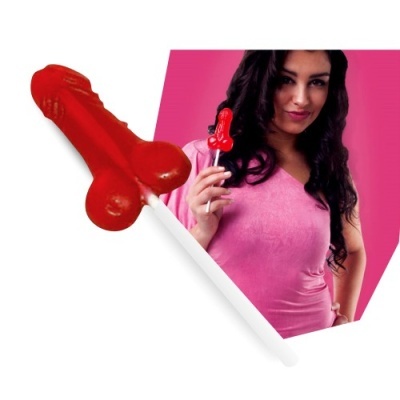 Mulher segurando pirulito em forma de pênis vermelho com fundo rosa.