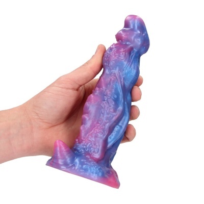 Produto azul e rosa em silicone com textura irregular segurado na mão