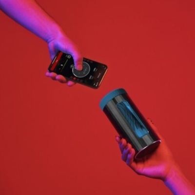 Smartphone preto e garrafa térmica metálica com tampa azul em fundo vermelho