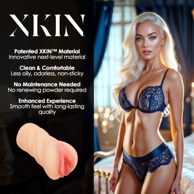 Mulher loira em lingerie azul de renda e réplica realista de silicone com texto do material XKIN