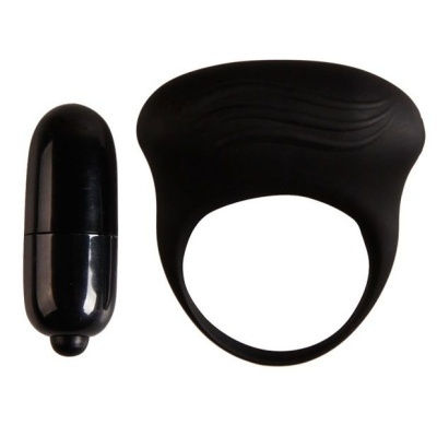 Anel preto em silicone com acessório tipo cápsula preto brilhante