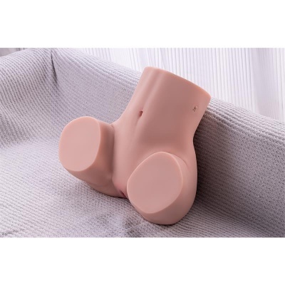 Produto de silicone anatómico cor de pele sobre superfície cinzenta texturada