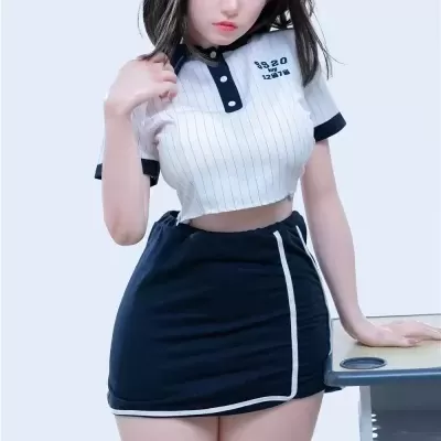 Boneca realista com roupa desportiva em fundo claro.