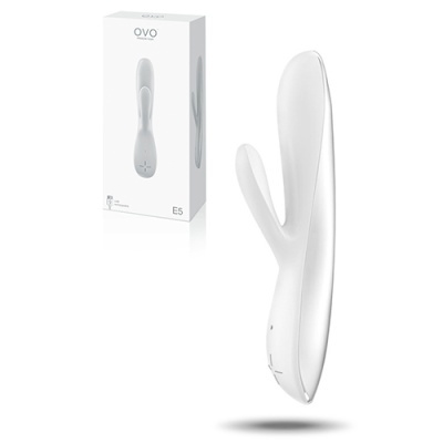 Vibrador branco em formato anatómico com caixa branca da marca OVO modelo E5