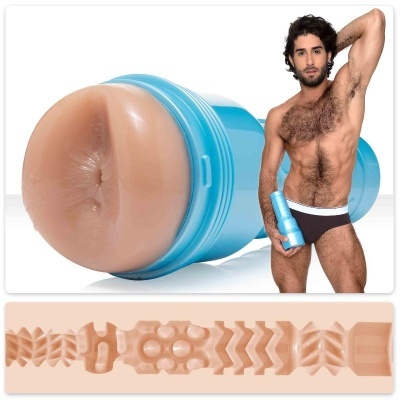 Masturbador masculino azul claro com inserto em silicone cor pele e textura interna detalhada, com modelo ao lado