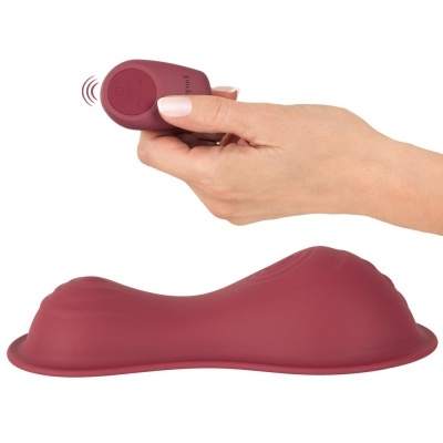 Vibrador cor vinho com controlo remoto e textura ondulada.