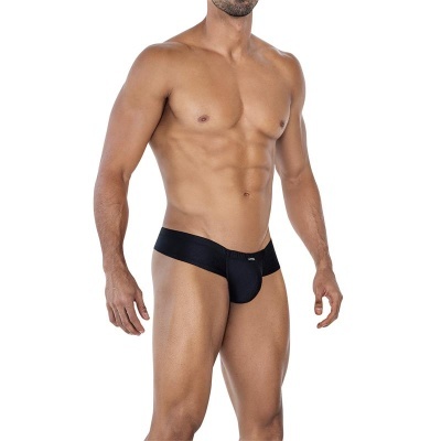Cueca preta liso em homem sem camisa fundo branco