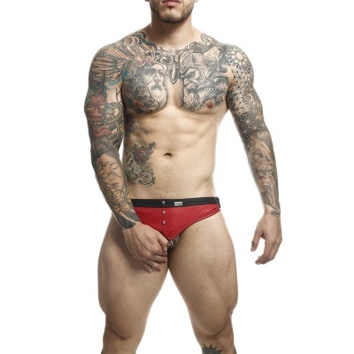 Cueca masculina vermelha com cintura preta e botões metálicos, modelo com tatuagens no corpo