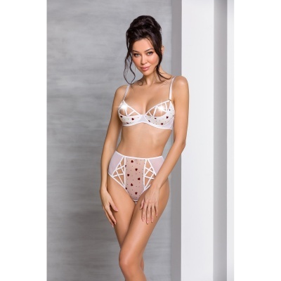 Conjunto de lingerie branca com corações vermelhos e detalhes em tiras em modelo feminino