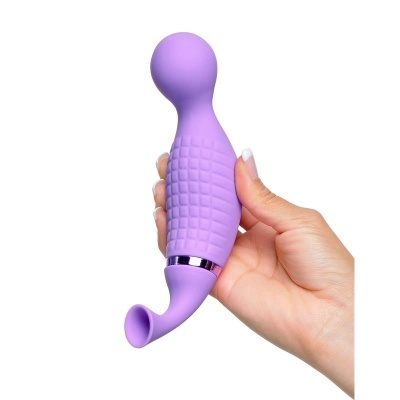 Vibrador roxo texturizado segurado por mãos femininas com fundo branco