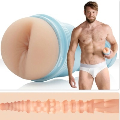 Acessório masculino azul claro com textura cor pele e homem de cuecas brancas