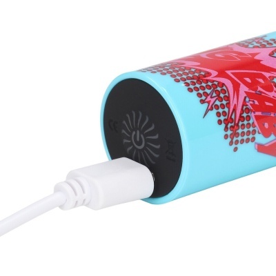 Produto azul cilíndrico com padrão vermelho e cabo branco conectado