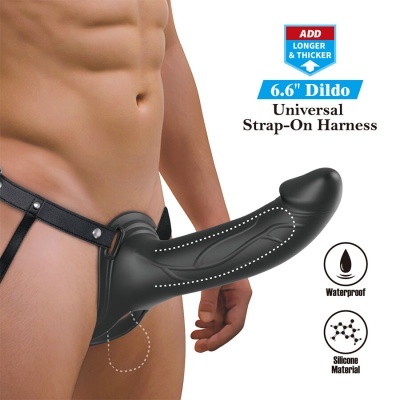 Dildo preto de 6.6 com arnês de correia preta ajustável usado por modelo masculino.