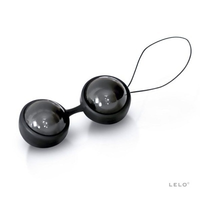 Duas esferas pretas brilhantes ligadas por material preto fosco com cordão, sobre fundo branco com texto LELO.