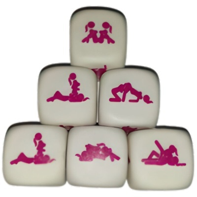 Dados brancos com figuras cor-de-rosa de posições sexuais