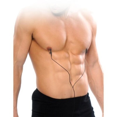 Torso masculino com clips pretos nos mamilos ligados por fios pretos.