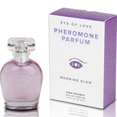 Frasco de perfume rosa com caixa branca e lilás com padrões texturizados e texto