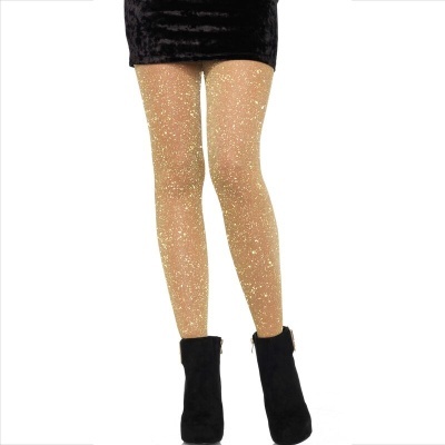 Collants transparentes com brilho dourado, saia preta e botas pretas