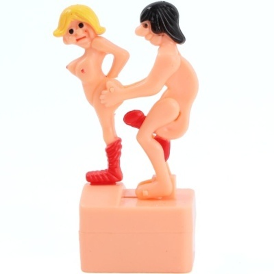 Figura plástica de duas personagens nuas, uma com cabelo loiro e botas vermelhas e outra com cabelo preto, em base cor de pele