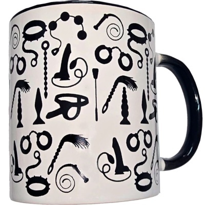 Caneca branca com padrão preto de formas abstratas e alça preta