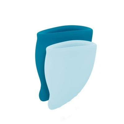 Dois copos menstruais de silicone azul claro e azul escuro sobre fundo branco