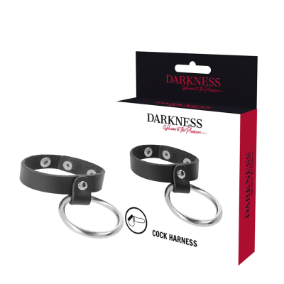 Arneses de couro preto com anel metálico em embalagem com texto Darkness