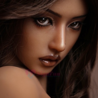 Close-up a boneca realista com cabelo castanho e maquilhagem escura nos olhos