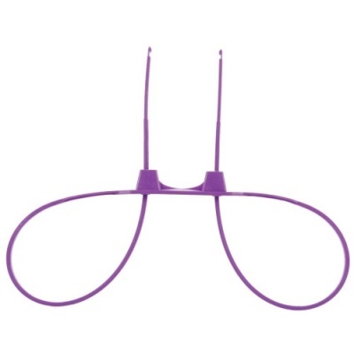 Abridor de bolsa plástico roxo com dois anéis grandes e alças.