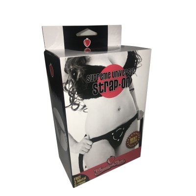 Embalagem com imagem de mulher em lingerie preta e texto do produto strap-on