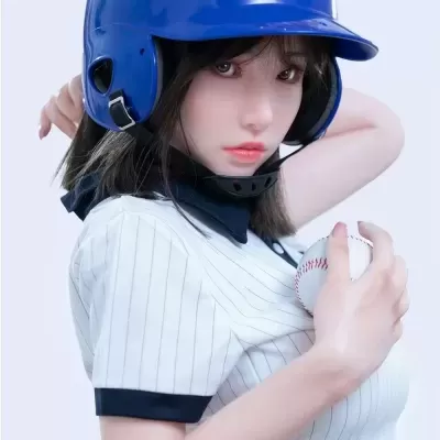 Boneca com capacete azul e camisa branca a segurar bola de basebol