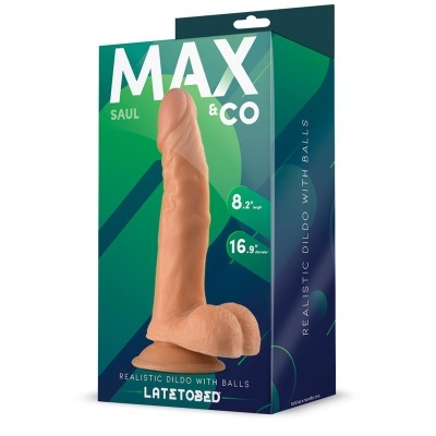 Embalagem de dildo realista na cor pele, com testículos, base de ventosa, fundo verde e azul, texto em branco