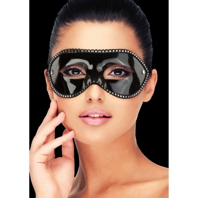 Máscara preta brilhante para os olhos com bordas decoradas usada por uma mulher