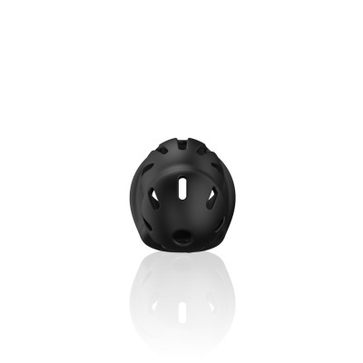 Capacete desportivo preto com aberturas de ventilação