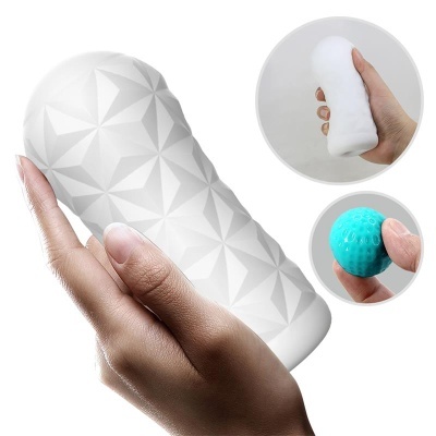 Produto branco com padrão geométrico segurado por mão e imagens menores de objetos semelhantes.