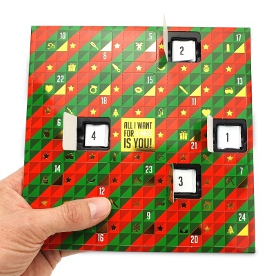 Calendário do advento verde e vermelho com portas numeradas e frase central