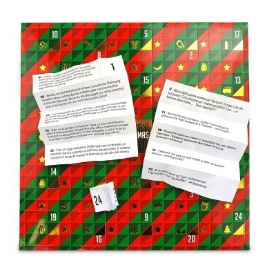 Calendário do advento com padrão verde e vermelho e número 24 com papel branco