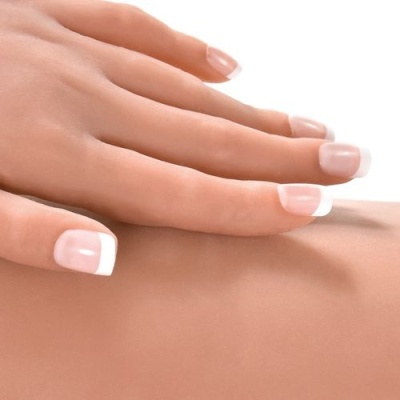 Mãos femininas com unhas francesinha