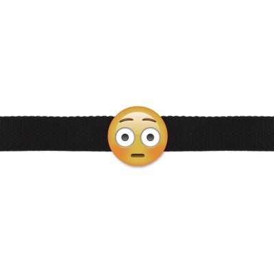 Correia preta com fivela de emoji olhos arregalados