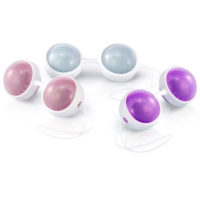 Três conjuntos de bolas Ben Wa coloridas ligadas por plástico branco