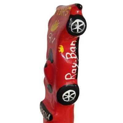 Figura decorativa carro vermelho com texto Ray. Ban e SHELL