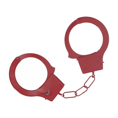 Algemas metálicas vermelhas com corrente, em fundo branco