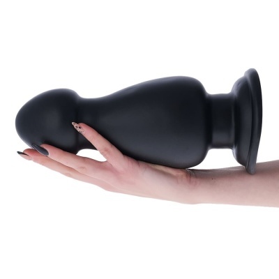 Plug anal preto sobre a mão de uma pessoa