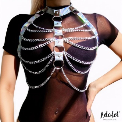Body preto transparente com correntes e acessórios prateados holográficos