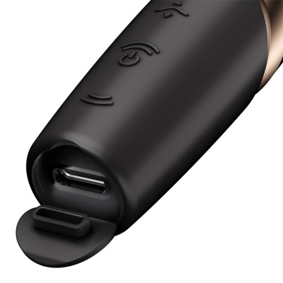Dispositivo preto com botões de energia e conectividade e porta USB-C com tampa de borracha