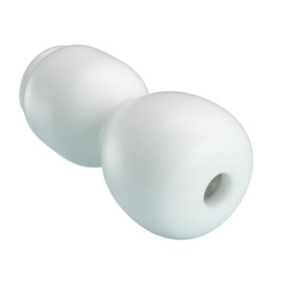 Peça branca oval com furo numa extremidade sobre fundo branco