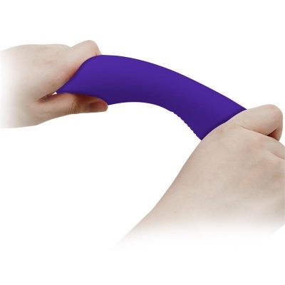 Mãos a esticar objeto flexível de silicone roxo