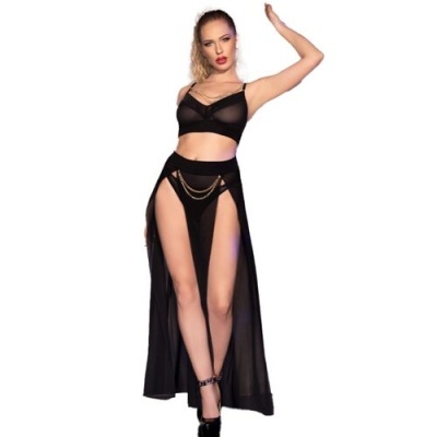 Conjunto feminino de lingerie preto com saia longa transparente e correntes douradas.