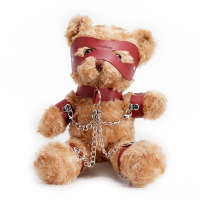 Ursinho de peluche com máscara e arnês de pele vermelha e correntes